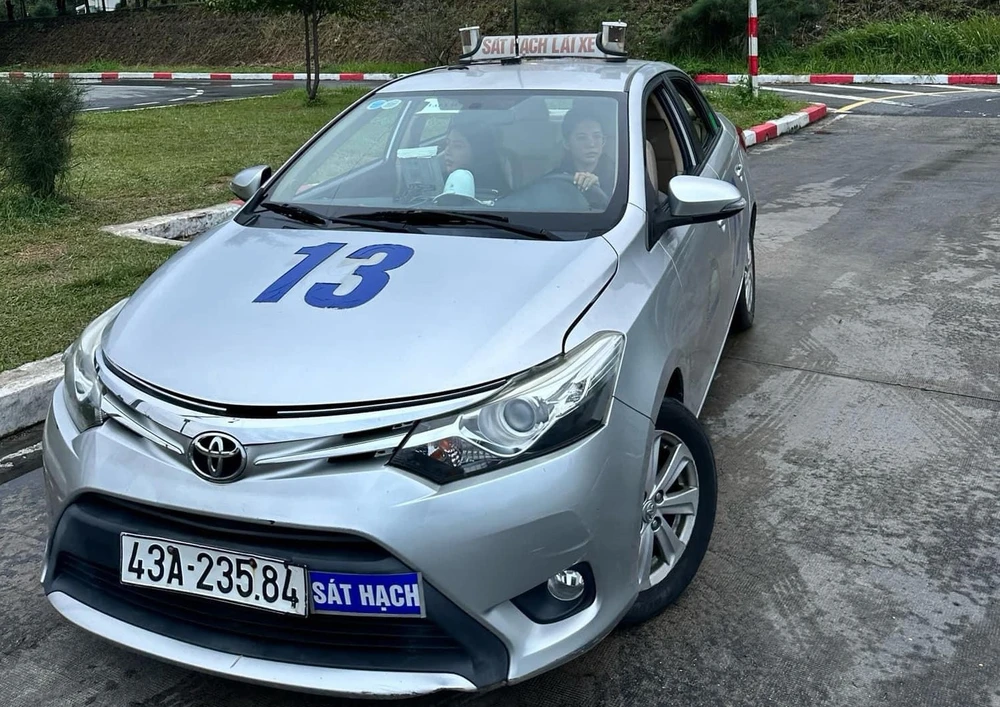 Một chiếc xe được học viên thuê để chạy thử. Ảnh: MINH TRƯỜNG. thue-xe-co-gan-thiet-bi-tu-dong.jpg