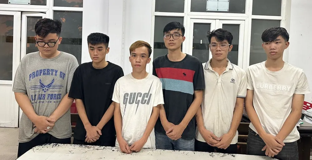 Huỳnh Gia Huy, Đoàn Minh Quân, Lê Trần Anh Duy, Đặng Xuân Toàn, Nguyễn Đức Thành Vinh và Đặng Khánh Toàn. Ảnh: MT. di-danh-nhau-khoi-to.jpg