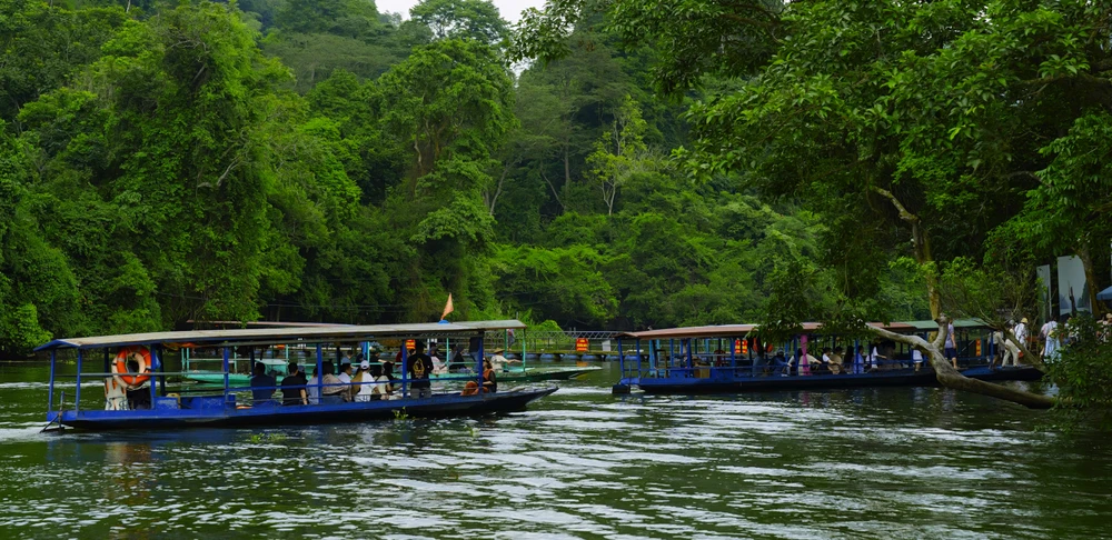 Du khách trải nghiệm đi thuyền trên lòng hồ Ba Bể, tỉnh Bắc Kạn khi đến với miền di sản Việt Bắc. Ảnh: MINH TRƯỜNG. ho-ba-be.jpg
