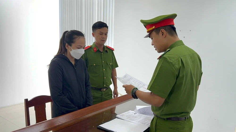Công an tống đạt quyết định khởi tố bị can đối với Nhi. Ảnh: CA. kế toán trưởng tham ô tài sản