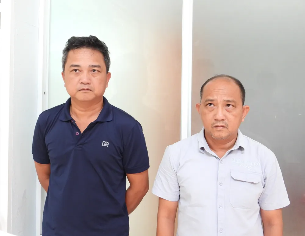Phạm Nguyễn Minh Trung và Phạm Nguyễn Minh Tân tại cơ quan công an. Ảnh: CA. lừa đảo mua bán nhà