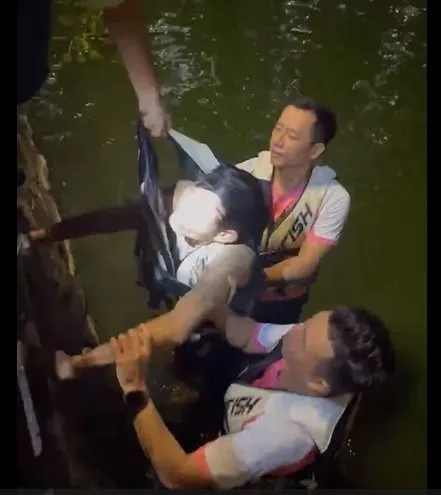 Lực lượng cứu hộ đưa người đàn ông lên bờ an toàn. Ảnh: CA. Nhay-xuong-ho-cuu.jpg