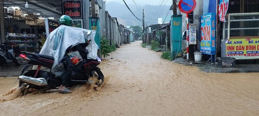 Một tuyến đường dân sinh ở quận Liên Chiểu bị ngập trong dòng nước chảy xiết vào năm 2023. Ảnh: MINH TRƯỜNG. ap-thap-nhiet-doi-da-nang-ngap-lut.jpg