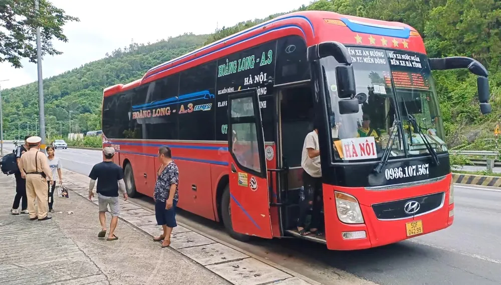 CSGT hỗ trợ gia đình lên xe về quê. Ảnh: MT. đi bộ về quê