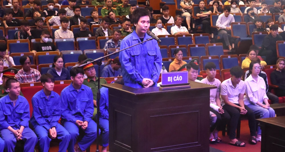 Nguyễn Thị Kim Chi khai nhận hành vi phạm tội. Ảnh: MINH TRƯỜNG đi đánh nhau