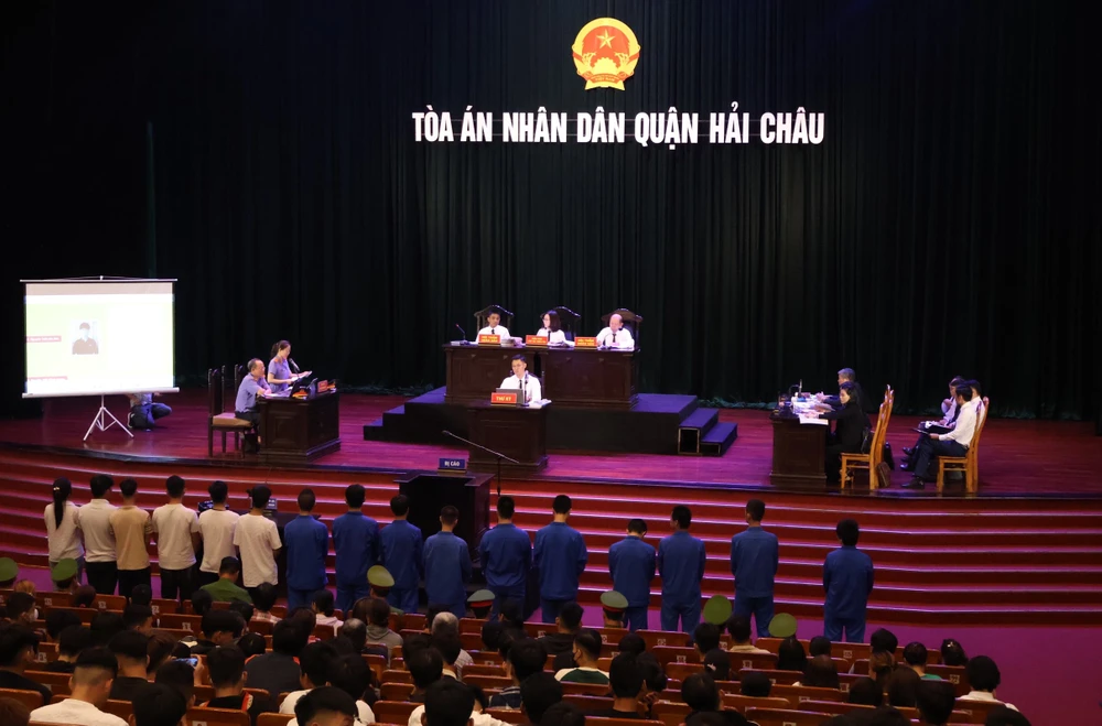 Vụ án được đưa ra xét xử lưu động với sự tham dự của hàng trăm thanh thiếu niên. Ảnh: MINH TRƯỜNG toan-canh.jpg