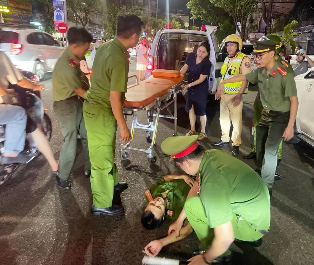 Đại uý Hoàng Đình Dũng được đưa đi cấp cứu sau khi bị tông trực diện. Ảnh: CA. tông xe máy vào công an