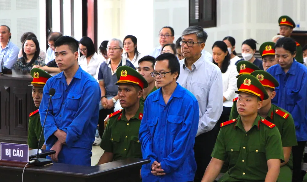 Các bị cáo thừa nhận hành vi phạm tội của mình. Ảnh: MINH TRƯỜNG. cac-bi-cao-truong-dai-hoc-bach-khoa-da-nang.JPG