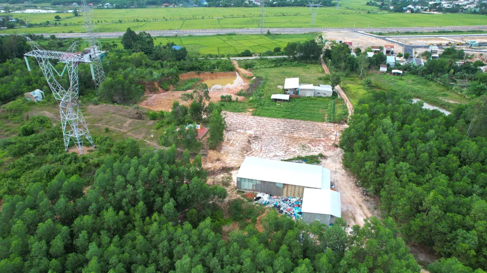 Con đường nhỏ dẫn vào hai nhà xưởng xây trái phép hơn 250m2 trên đất nông nghiệp. Ảnh: MINH TRƯỜNG. nghi-van-dung-con-dau-gia-lam-giay-phep-phong-chay-chua-chay.JPG