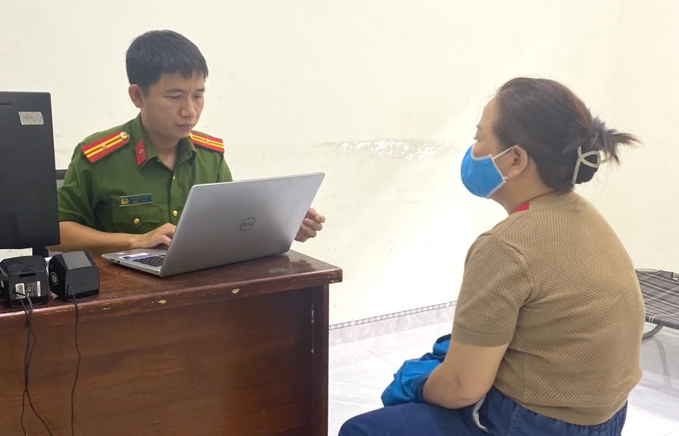 Hiền tại cơ quan công an. Ảnh: CA đưa đi thế chấp ngân hàng