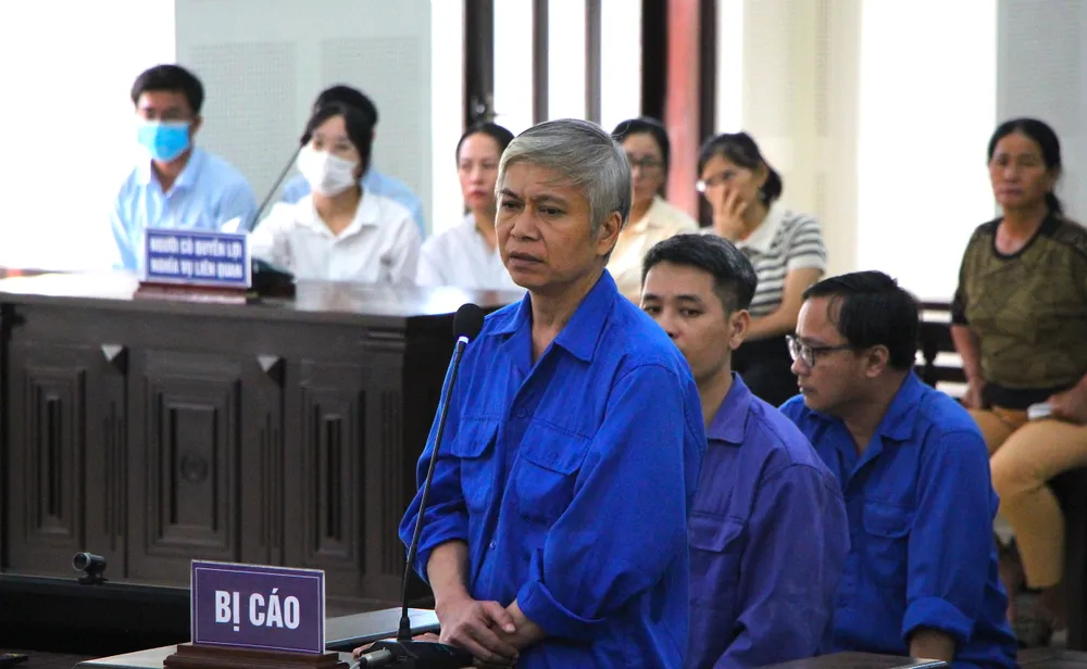 Bị cáo Hồ Văn Khoa, cựu Chủ tịch UBND quận Cẩm Lệ, liên tục phủ nhận việc chỉ đạo nhận tiền hối lộ. Ảnh: MINH TRƯỜNG cựu chủ tịch ubnd quận cẩm lệ