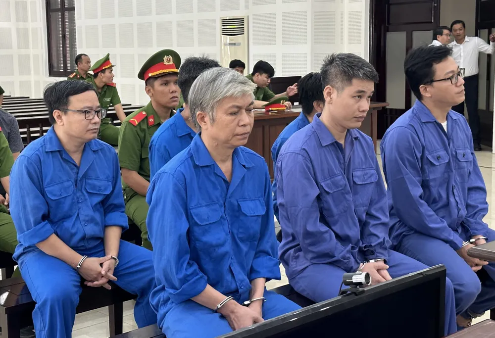Cựu Chủ tịch UBND quận Cẩm Lệ, Hồ Văn Khoa (hàng đầu, ngoài cùng bên trái) cùng thuộc cấp tại tòa. Ảnh: MT cựu chủ tịch ubnd quận cẩm lệ nhận hối lộ