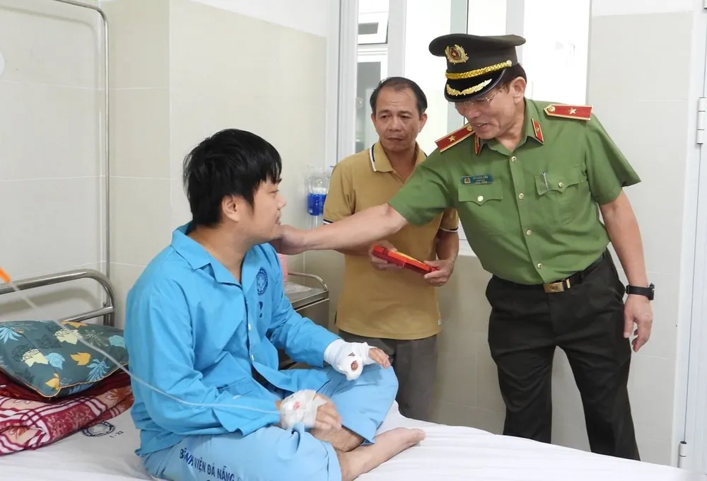 Hiện sức khoẻ của các cán bộ công an đã dần ổn định. Ảnh: MT. dong-vien.jpg