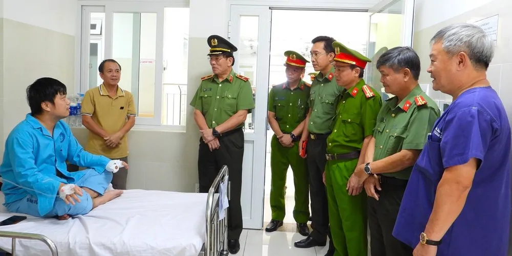 Thiếu tướng Vũ Xuân Viên, Giám đốc Công an TP Đà Nẵng đến Bệnh viện động viên, thăm hỏi cán bộ bị thương. Ảnh: MT. dùng dao đâm hai cán bộ công an
