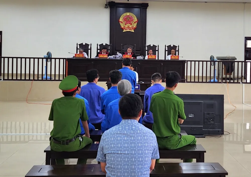 Các bị cáo tại phiên toà ngày thứ hai. Ảnh: MINH TRƯỜNG. cựu chủ tịch ubnd quận cẩm lệ