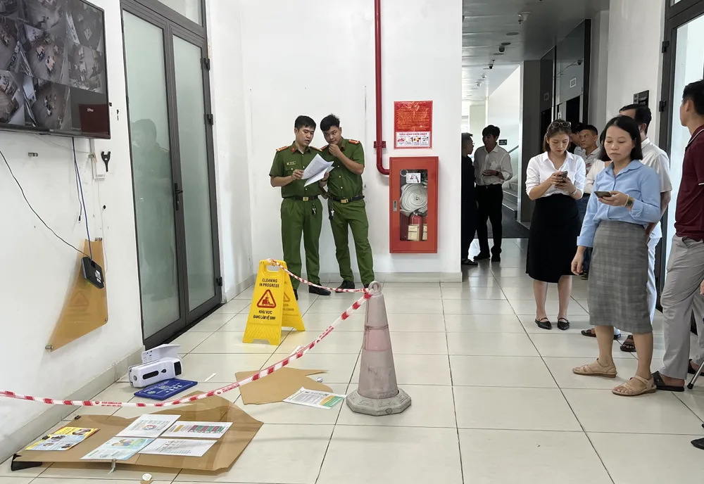 Công an tiến hành điều tra vụ việc. Ảnh: MT. phá hoại tài sản