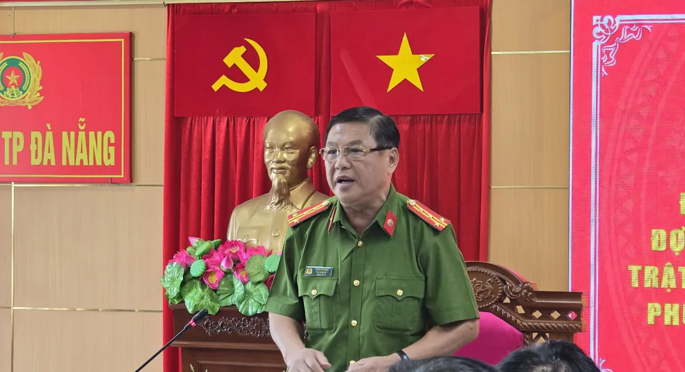 Đại tá Trần Phòng, Phó Giám đốc Công an TP Đà Nẵng chỉ đạo vượt qua khó khăn, quyết tâm thực hiện tốt mô hình đưa CSGT về cấp phường, xã. Ảnh: MINH TRƯỜNG. dai-ta-tran-phong-cong-an-da-nang.jpg