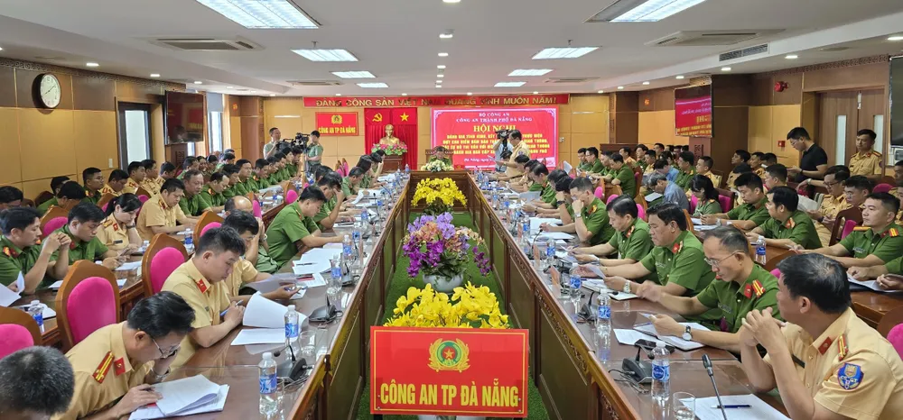 Lãnh đạo Công an các quận, huyện tham gia đóng góp ý kiến tại hội nghị. Ảnh: MINH TRƯỜNG. đưa csgt về phường xã