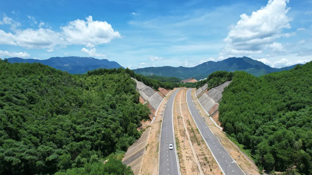 Đường vành đai phía Tây từng bị ăn trộm đất san lấp khi thi công dự án. Ảnh: MINH TRƯỜNG. tranh-an-trom-dat.JPG