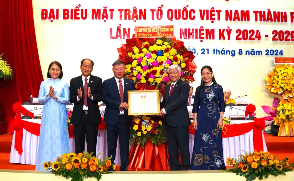 Ông Lê Văn Trung, Ủy viên Ban Thường vụ Thành ủy Đà Nẵng (thứ 3 từ trái sang) tiếp tục được tín nhiệm bầu làm Chủ tịch Ủy ban MTTQ Việt Nam thành phố Đà Nẵng nhiệm kỳ 2024-2029. MTTQ Việt Nam thành phố Đà Nẵng
