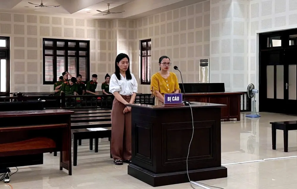Bị cáo Loan và Tâm khai nhận hành vi tại toà. Ảnh: MT. bán vé máy bay