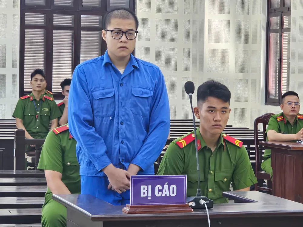 Phạm Hoàng Long khai nhận hành vi của mình tại toà. Ảnh: MT. dùng chai bia đâm vào cổ bạn nhậu