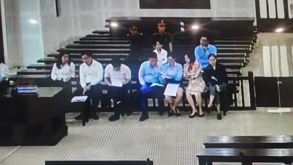 Đại diện các tổ chức ngân hàng có nghĩa vụ liên quan. Ảnh: MINH TRƯỜNG. nguoi-lien-quan.jpg