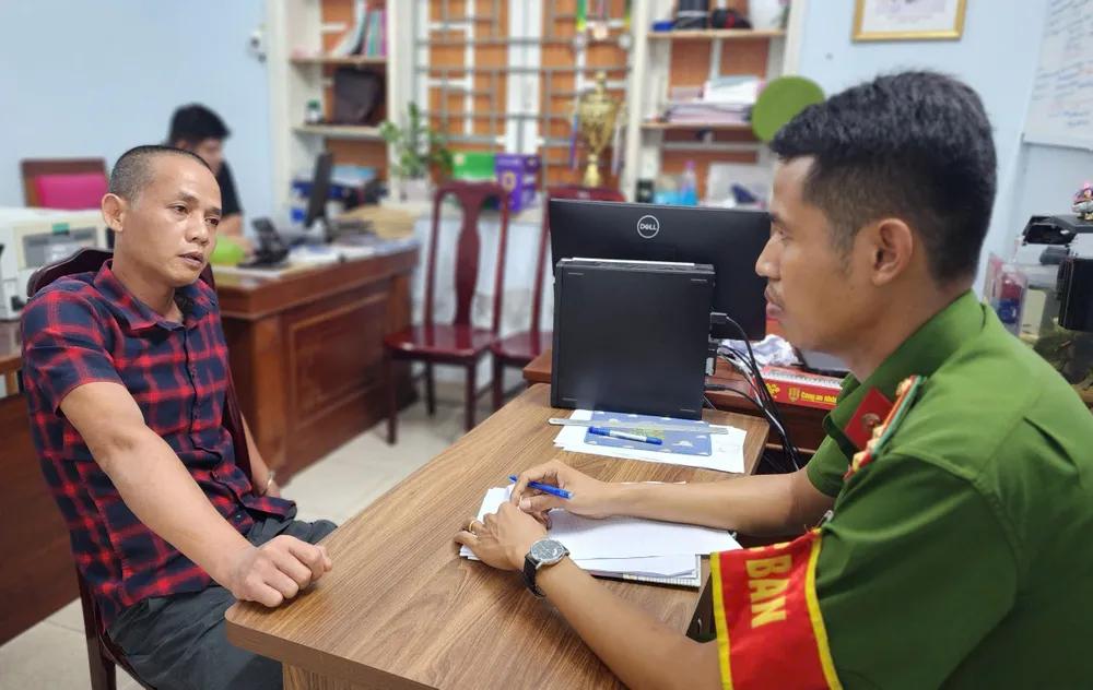 Nam tại cơ quan công an. Ảnh: CA. dao đâm xuyên cổ