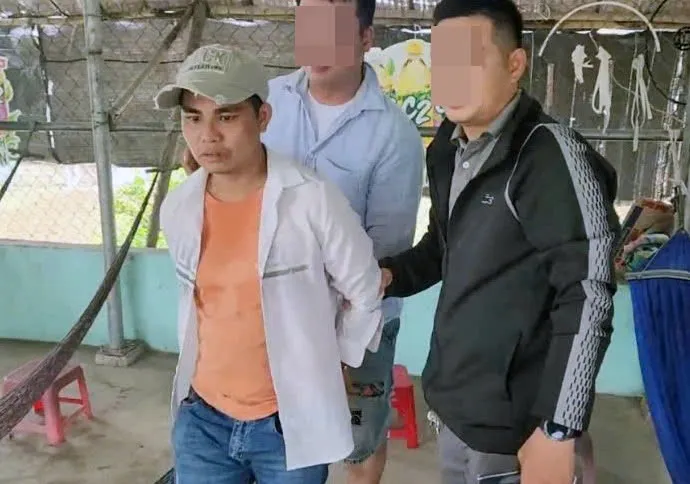 Trần Đình Thiện bị bắt giữ khi đang lẫn trốn. Ảnh: CA. giật dây chuyền vàng