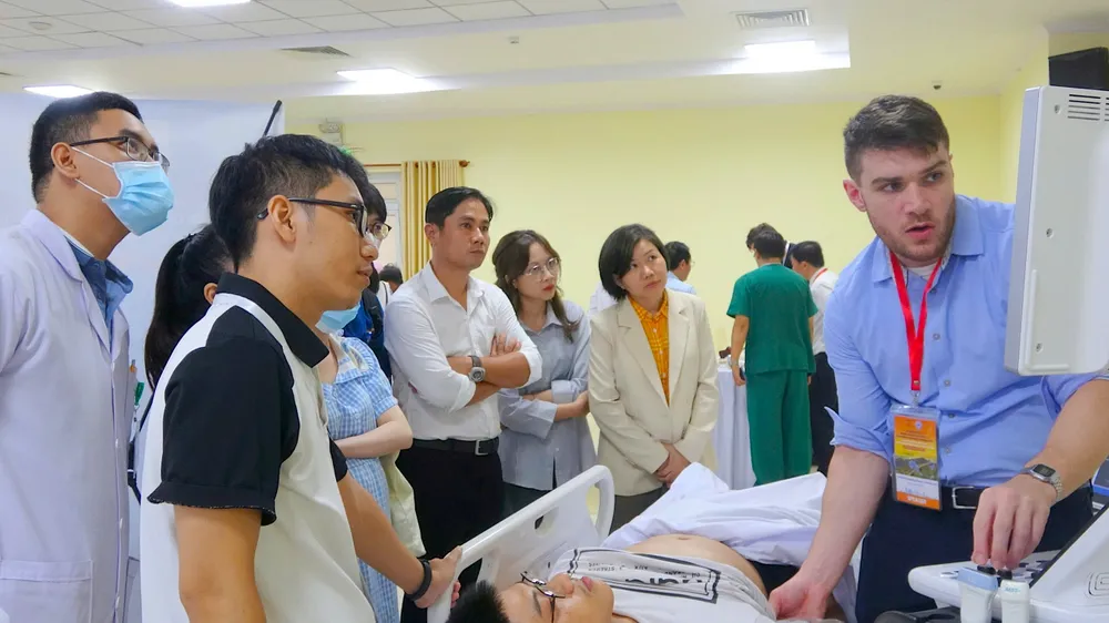 Các chuyên gia nước ngoài chia sẻ kinh nghiệm cho các bác sĩ của Bệnh viện Đà Nẵng. Ảnh: MT. benh-vien-da-nang.jpg