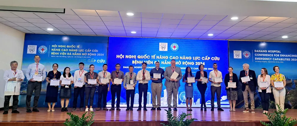 Hội nghị trao giấy chứng nhận cho các báo cáo viên. Ảnh: MT. trao.jpg