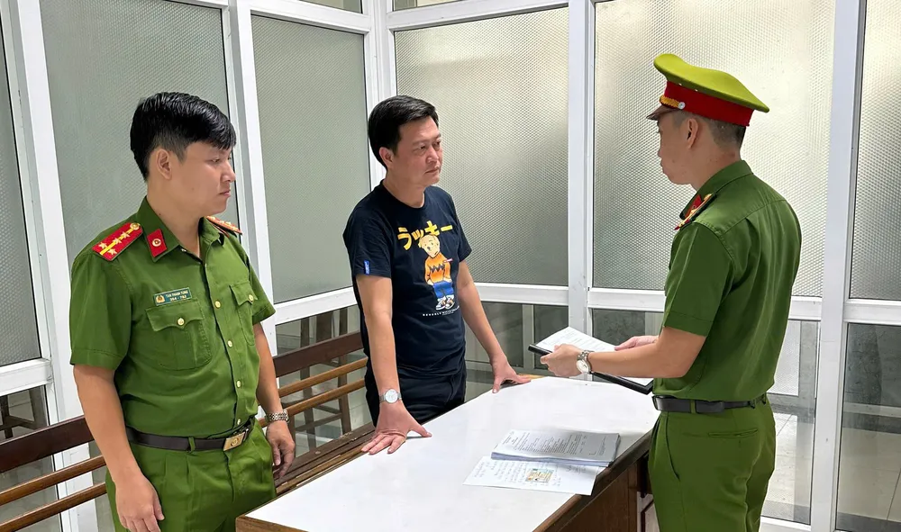 Võ Đăng Khoa nghe đọc lệnh bắt tạm giam. Ảnh: CA. kiến trúc sư lừa đảo