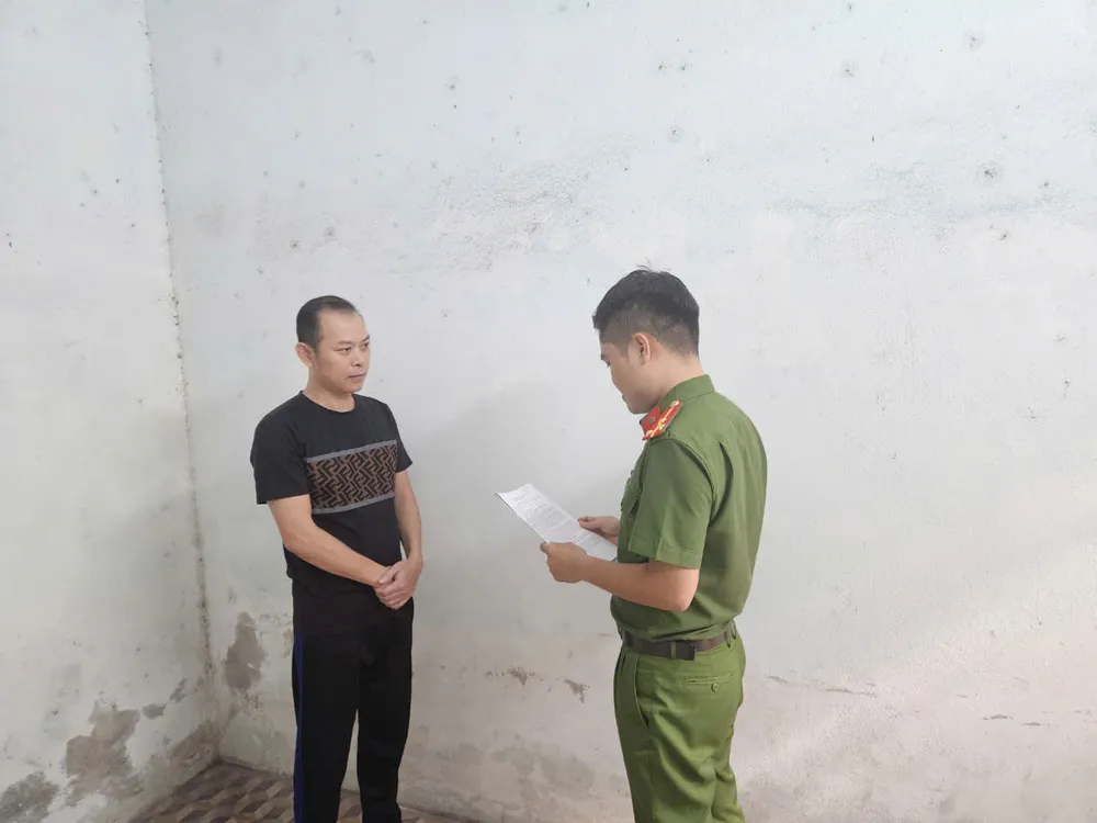 Lê Anh Văn tại cơ quan công an. Ảnh: CA. lua-dao.jpg