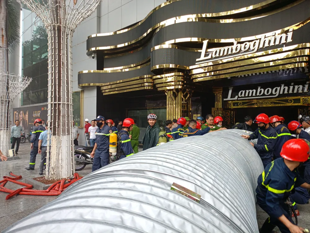 Cảnh sát PCCC dùng máy hút khói ra khỏi tầng hầm tại vị trí quán bar cũ. nhà hát trưng vương