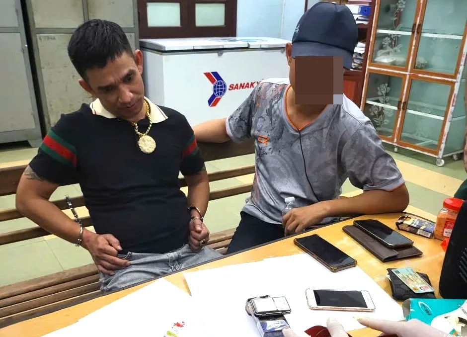 Trần Bảo Quốc bị bắt giữ cùng tang vật. Ảnh: CA. nhiều ma tuý các loại