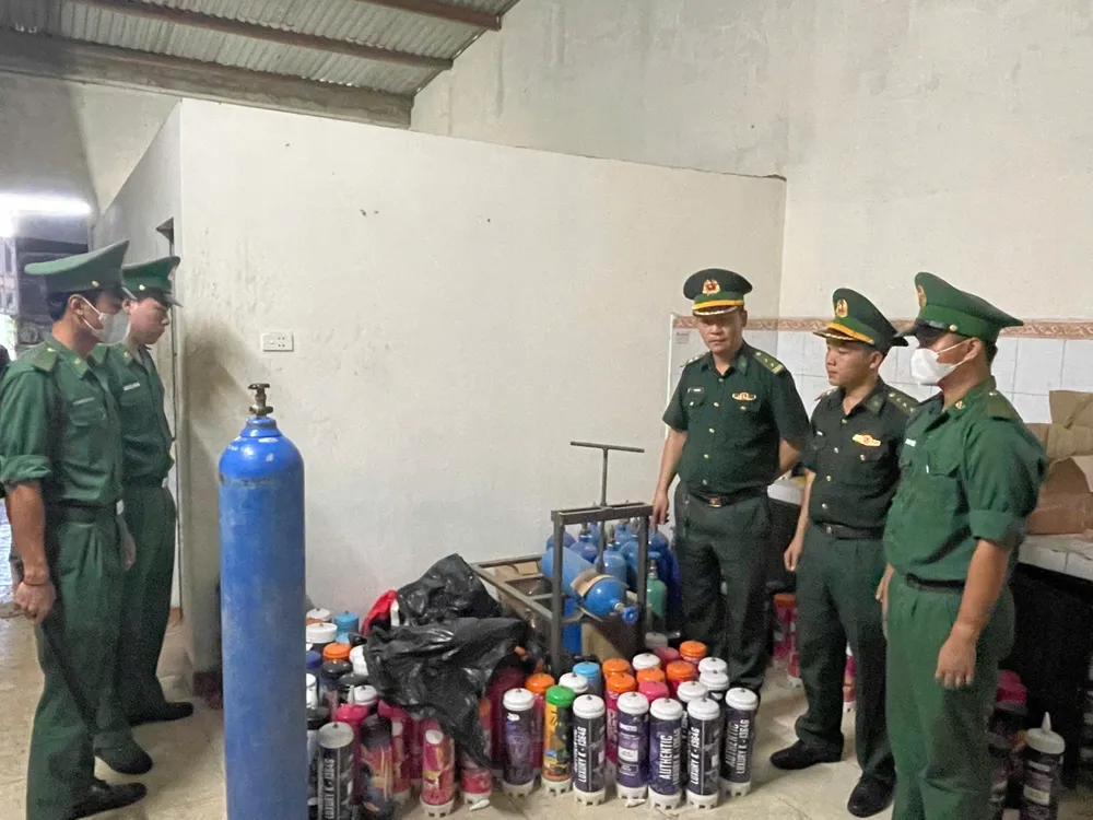 Đồn Biên phòng Non Nước thu giữ hàng trăm bình khí N2O. Ảnh: MT. bình khí cười