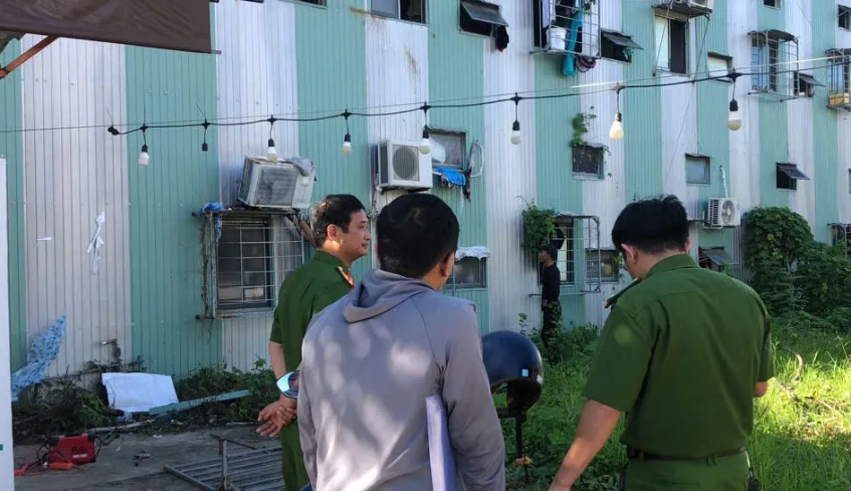 Lực lượng chức năng kiểm tra sau khi Báo Pháp Luật TP.HCM có bài phản ánh. phòng cháy chữa cháy