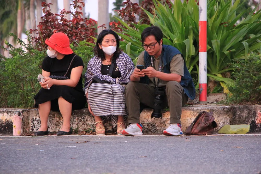 Khách hàng nữ (ngồi giữa) ở tỉnh Đắk Lắk lặn lội xuống Đà Nẵng để đòi lại số tiền 1 tỉ đồng. Ảnh: MINH TRƯỜNG công ty tài chính GFDI