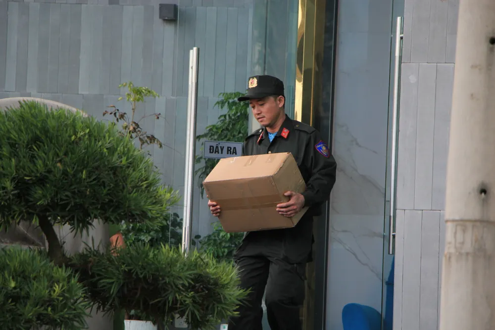 Hàng nghìn hồ sơ, giấy tờ bị công an niêm phong, thu giữ. Ảnh: MINH TRƯỜNG thung-tai-lieu.JPG