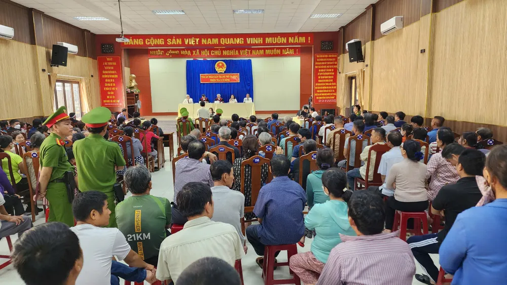 Rất đông người dân đến theo dõi phiên toà. Ảnh: MT. toan-canh.jpg