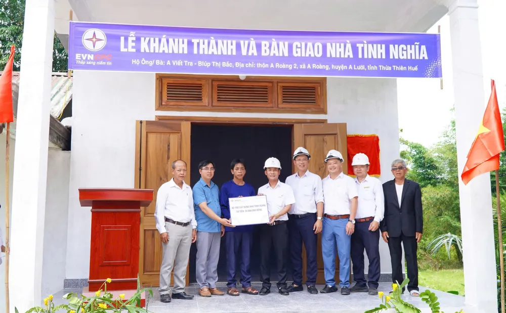 Người dân vui mừng nhận nhà tình nghĩa do Tổng công ty Điện lực miền Trung tặng. Ảnh: MT. khanh-thanh.jpg