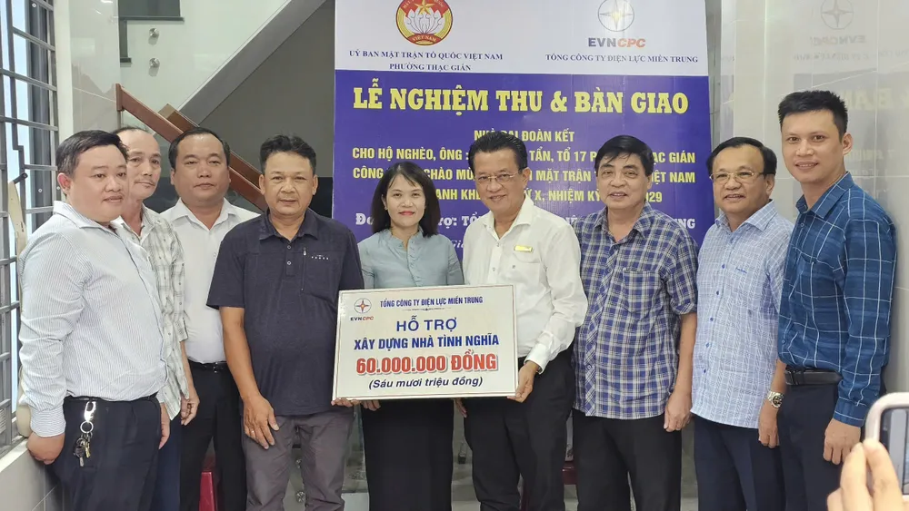 Khánh thành bàn giao nhà tình nghĩa cho các gia đình có hoàn cảnh khó khăn tại các tỉnh miền Trung – Tây Nguyên. Ảnh: MT tổng công ty điện lực miền trung