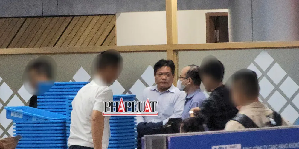 Hai người đàn ông được cán bộ VKS đưa vào cửa an ninh sân bay Đà Nẵng vào khoảng 18 giờ tối cùng ngày. Ảnh: MINH TRƯỜNG.