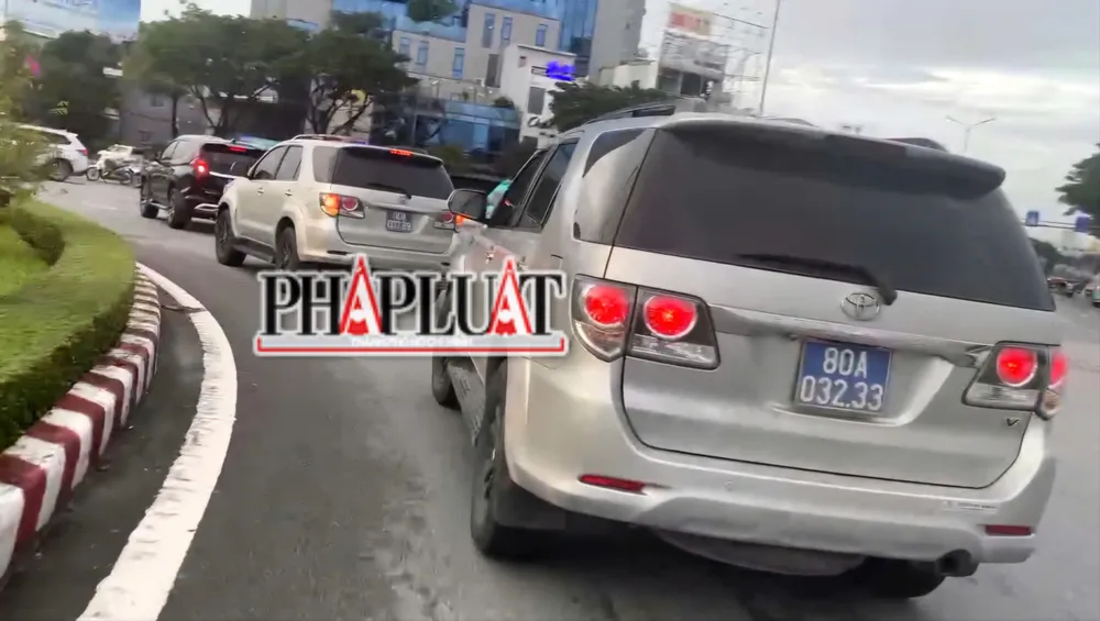 Ba xe biển xanh chở hai người đàn ông rời trụ sở TAND Cấp cao tại Đà Nẵng ra sân bay ngay trong chiều tối, cùng sự áp tải của cán bộ VKSND Tối cao. Ảnh: MINH TRƯỜNG