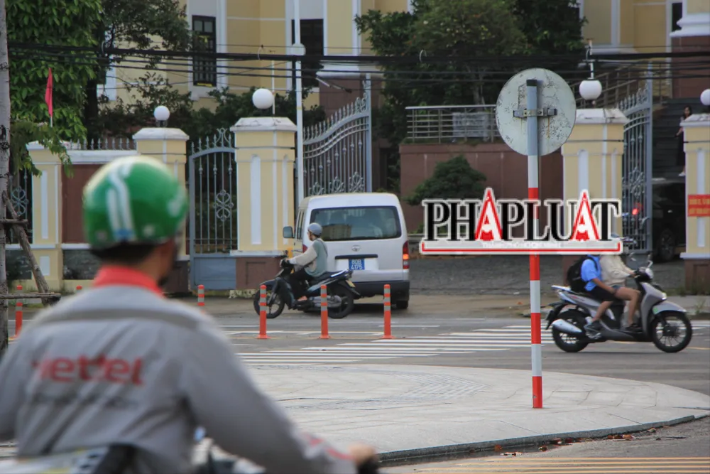 Xe biển xanh, loại 16 chỗ chở theo nhiều cán bộ mặc thường phục đến trụ sở TAND Cấp cao tại Đà Nẵng. Ảnh: MINH TRƯỜNG