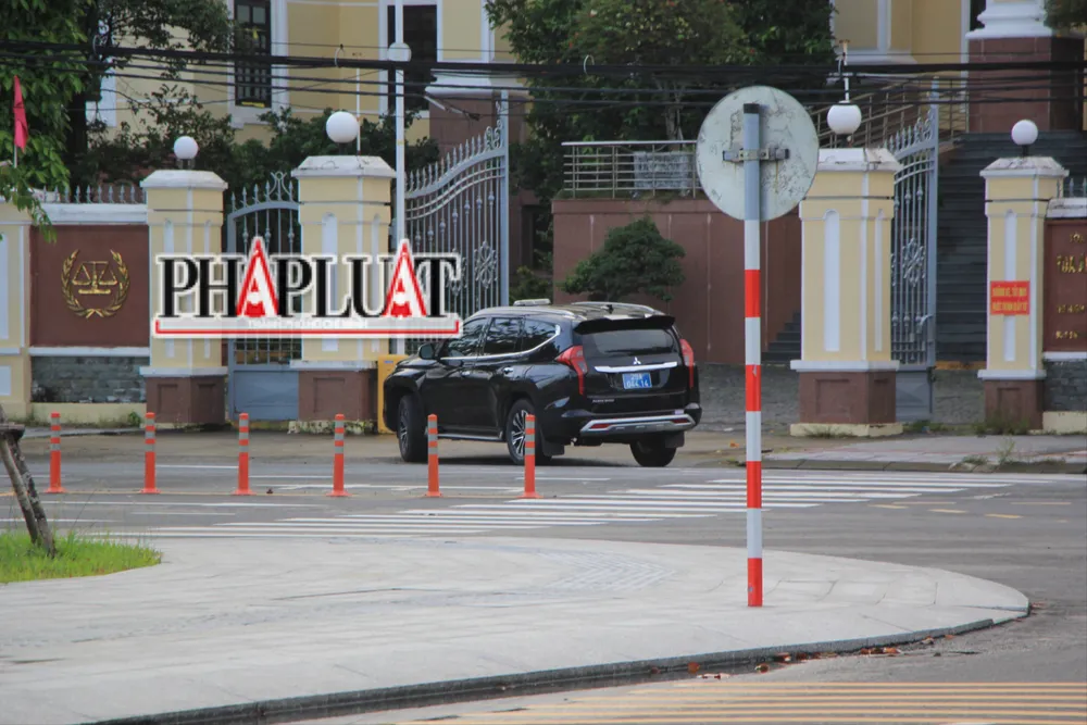 Xe biển xanh 29A chở cán bộ vào làm việc tại TAND Cấp cao tại Đà Nẵng vào sáng ngày 25-11. Ảnh: MINH TRƯỜNG