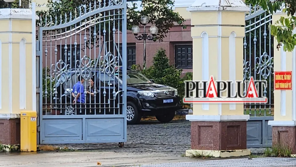 Xe của VKSND Tối cao rời trụ sở TAND Cấp cao tại Đà Nẵng. Ảnh: MINH TRƯỜNG.