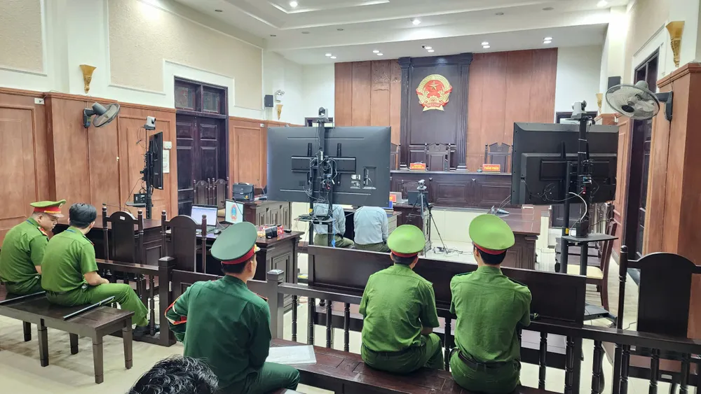 An ninh tại phiên toàn được giám sát nghiêm ngặt. Ảnh: MINH TRƯỜNG. phien-toa.jpg