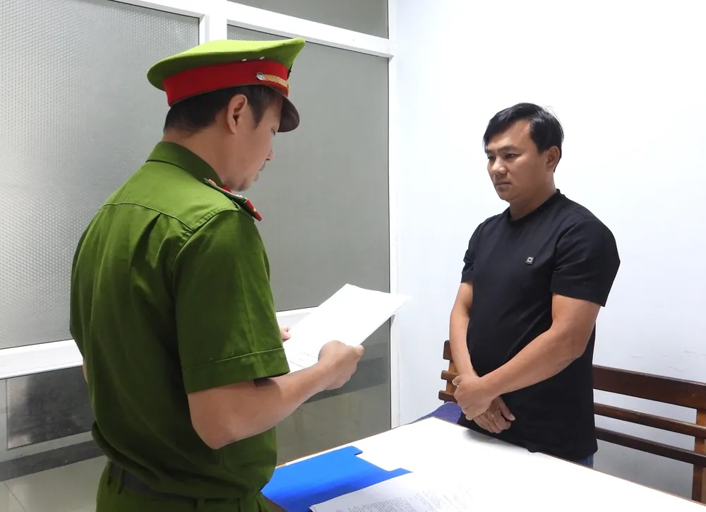 mâu thuẫn tiền bo nhân viên rót bia