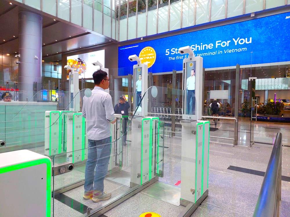 Hệ thống xuất nhập cảnh tự động sẽ rút ngắn thời gian làm thủ tục. cong.jpg